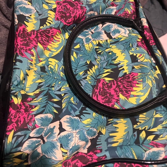 Pre-owned Betsy Johnson weekender bag used 3 times - Picture 2 of 6